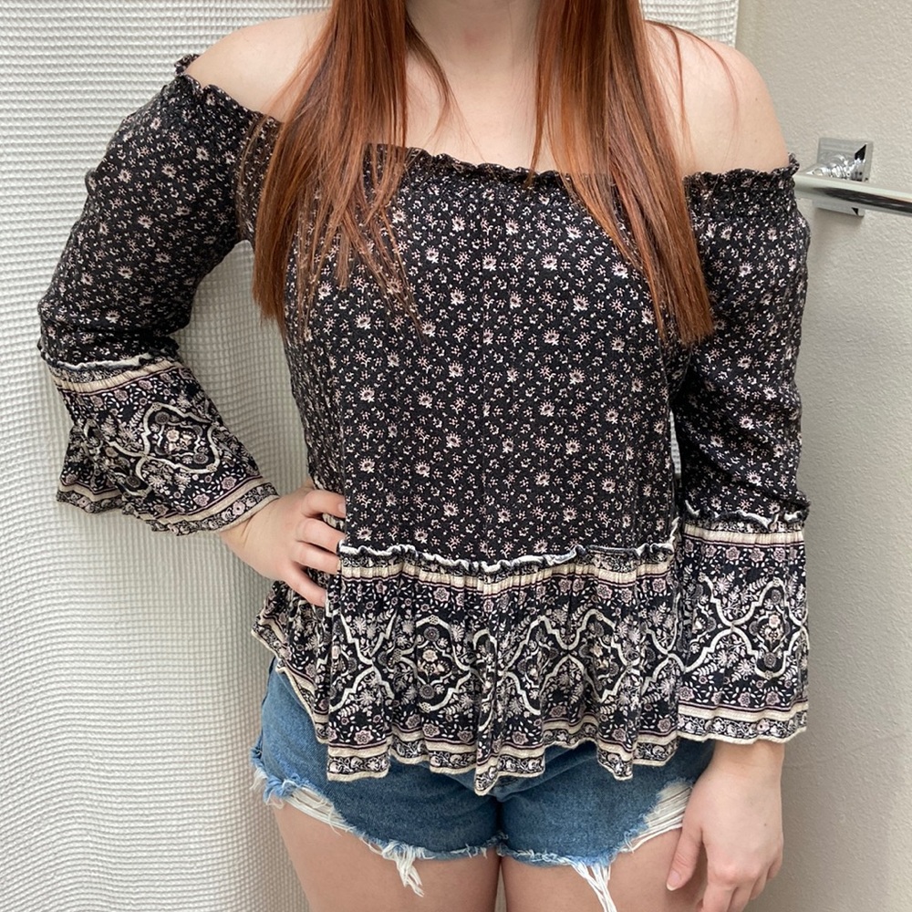 Women’s American Eagle black and grey floral boho off the shoulder top. Size M